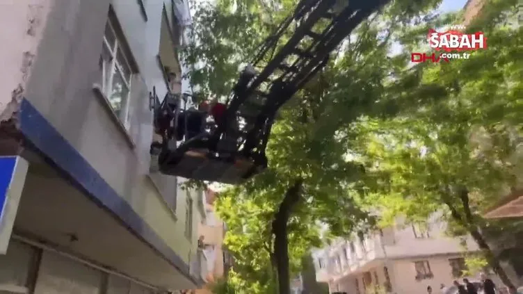 Avcılar’da balkonda mahsur kalan anne ve oğlunu itfaiye kurtardı | Video
