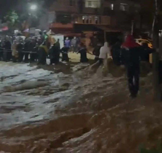 istanbulda-yollar-gole-dondu-bir-vatandas-sel-sularina-kapilmaktan-boyle-kurtuldu-1792004359798.jpeg
