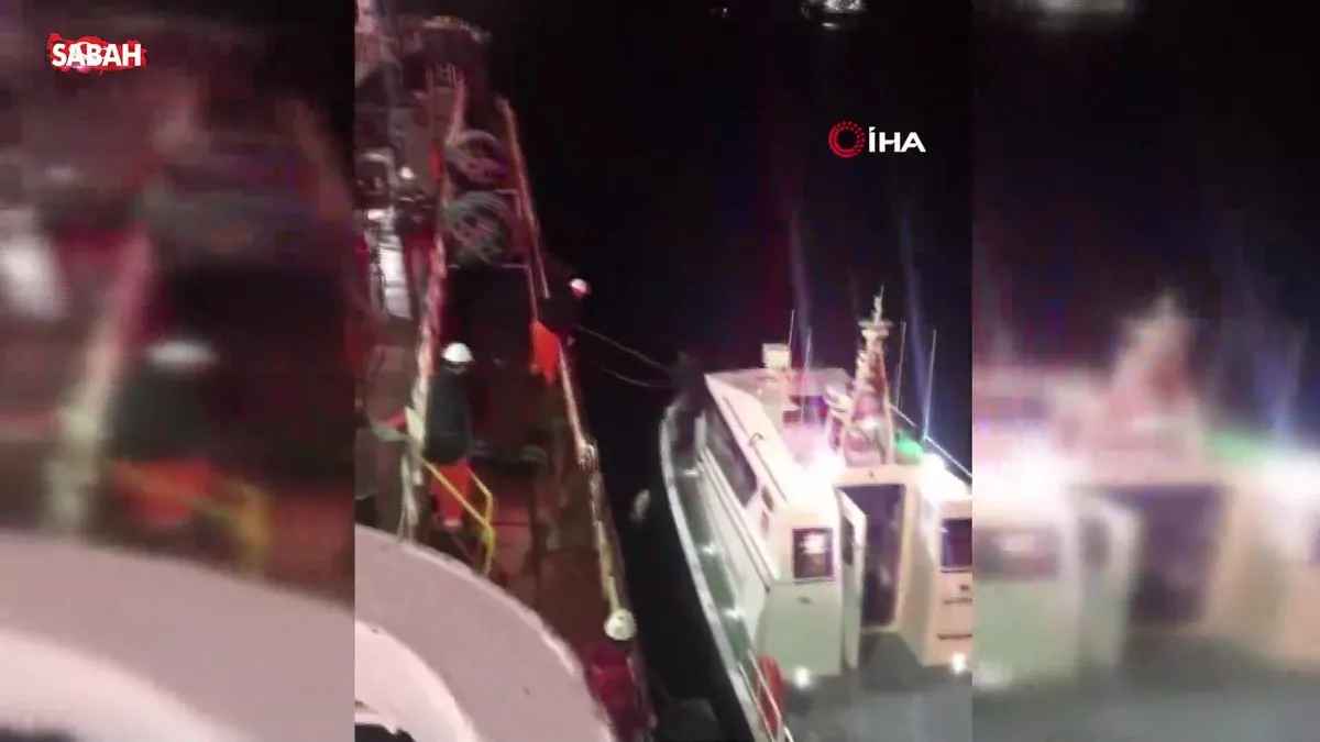Küçükçekmece'de gemiden sızan madde endişeye neden oldu | Video