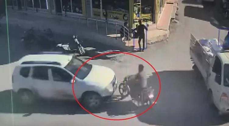 Hatay’da akıllara durgunluk veren kaza: Motosiklet sürücüsü havada takla attı!