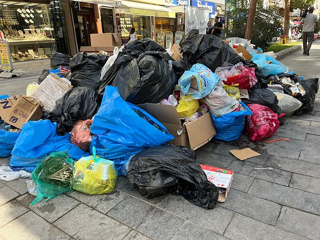 izmir-buca-copluge-dondu-vatandaslardan-chpye-sert-tepki-belediyeye-yaziklar-olsun-fareler-basacak-kusacagim-1757930941760.jpeg İzmir Buca çöplüğe döndü! Vatandaşlardan CHP'ye sert tepki: Belediyeye yazıklar olsun, fareler basacak kusacağım!