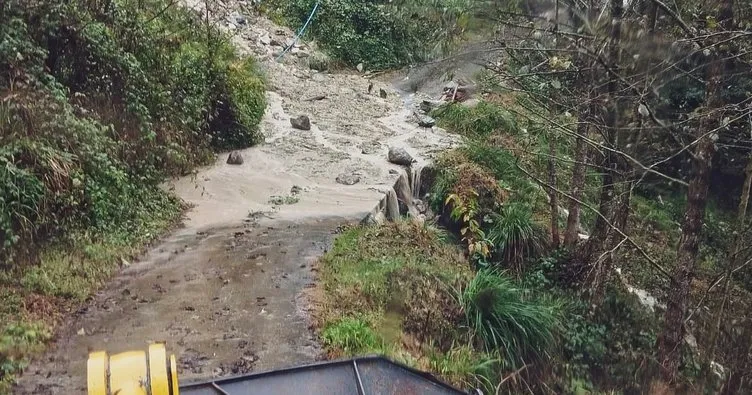 Sağanak yağış yolları kapadı