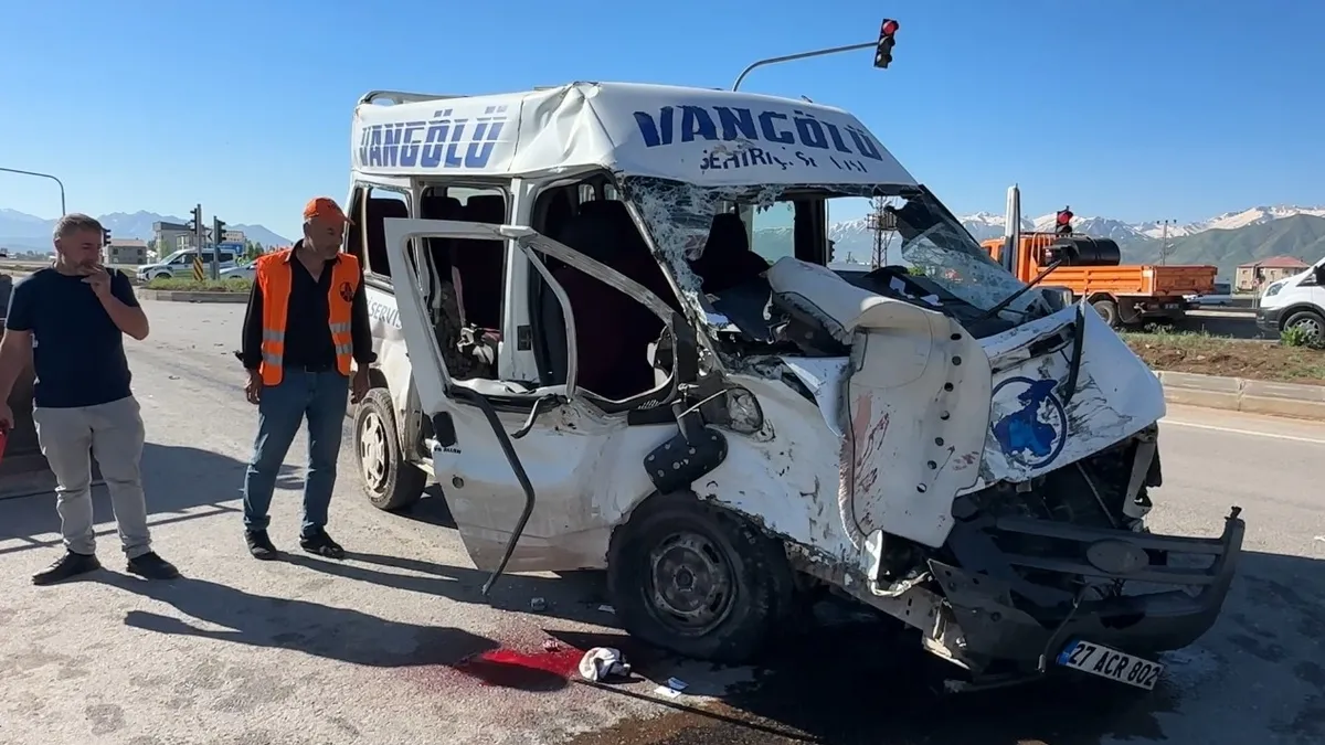 Hakkari'nin Yüksekova ilçesinde yolcu minibüsü ile kamyonun karıştığı trafik kazası