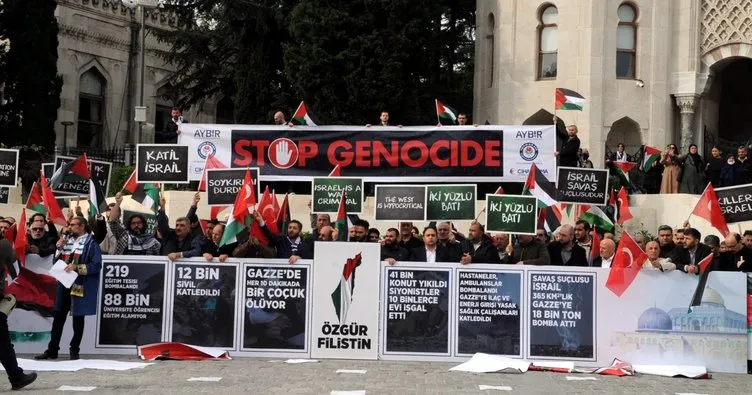 Akademisyenler cübbeleriyle Filistin’de soykırım yapan İsrail’i protesto etti