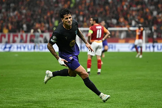 son-dakika-galatasaray-ikinci-yarida-yikildi-barcelonaya-4-golle-kaybeti-1791925129105.jpg