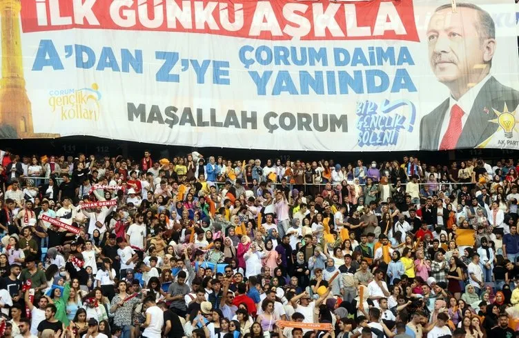 SON DAKİKA: Gençler Başkan Erdoğan'ı bekliyor! Stadyum tıklım tıklım doldu! Coşku her geçen dakika artıyor...