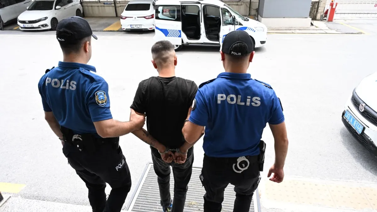 Kırmızı bültenle aranıyordu: Havalimanı’nda yakayı ele verdi