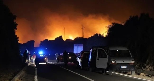 İtalya'nın Sardinya Adası'ndaki yangın nedeniyle 1500'den fazla kişi tahliye edildi