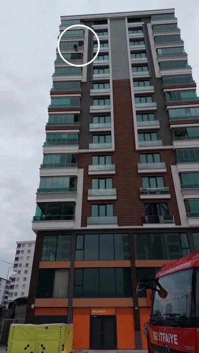 SON DAKİKA… Adana'da 12. katta yürekleri ağza getiren anlar: İntihara kalkışan kadın avukatı kimse sakinleştiremedi!