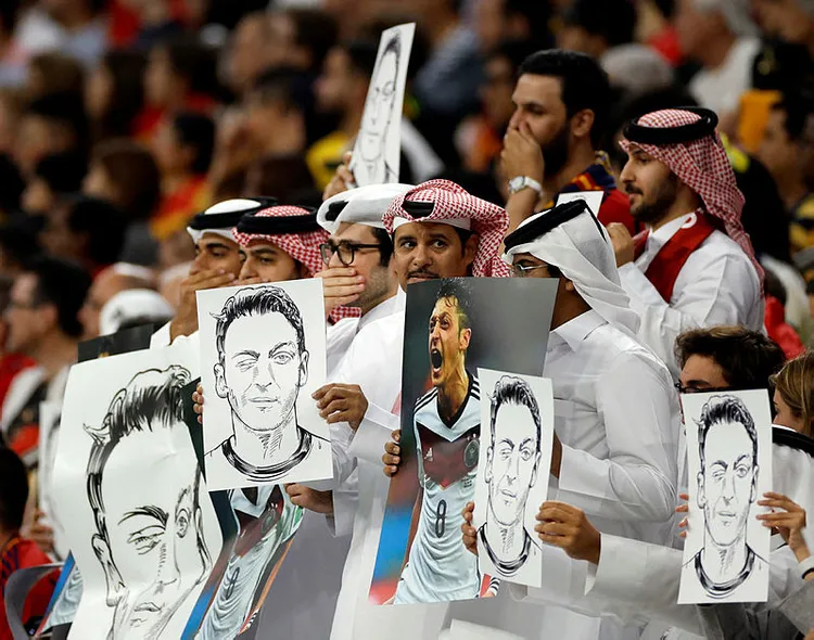 dunya-kupasinda-mesut-ozilli-protesto-pankartlar-acildi-1669626578508.jpg