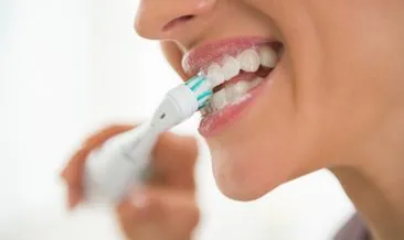 Yanlış diş fırçalamasında bizi bekleyen tehlike! Dişlerin dökülmesine neden oluyor...