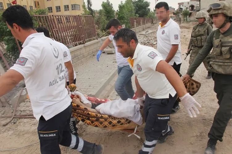 Teslim olan yaralı PKK’lıları Mehmetçik taşıdı