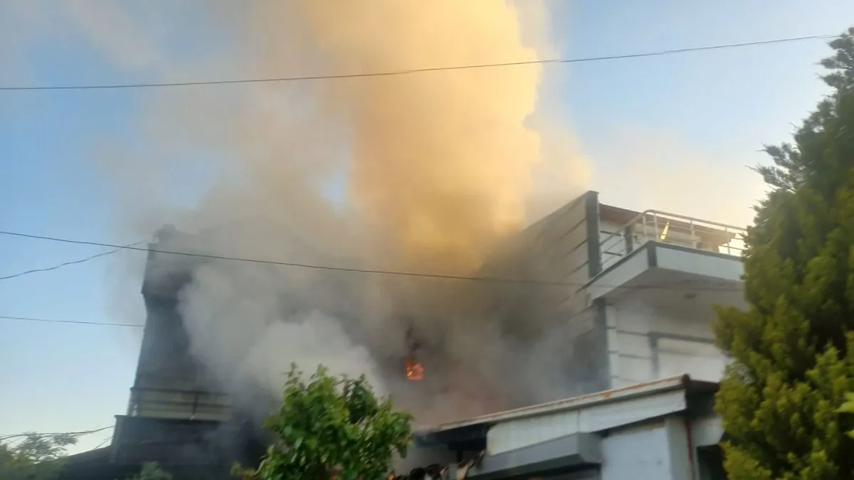 Ayvalık’ta bir villanın garajındaki park halindeki araçta çıkan yangın eve sıçradı Ayvalık’ta bir villanın garajındaki park halindeki araçta çıkan yangın eve sıçradı