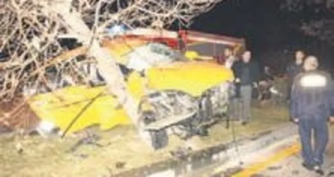 Ticari taksi ağaca çarptı: 2 yaralı