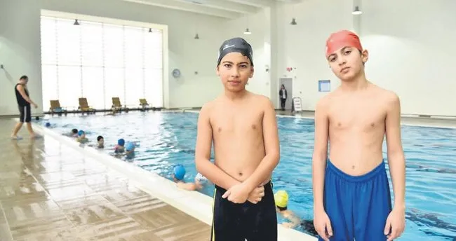 Altındağlı çocuklar yüzme dersinde