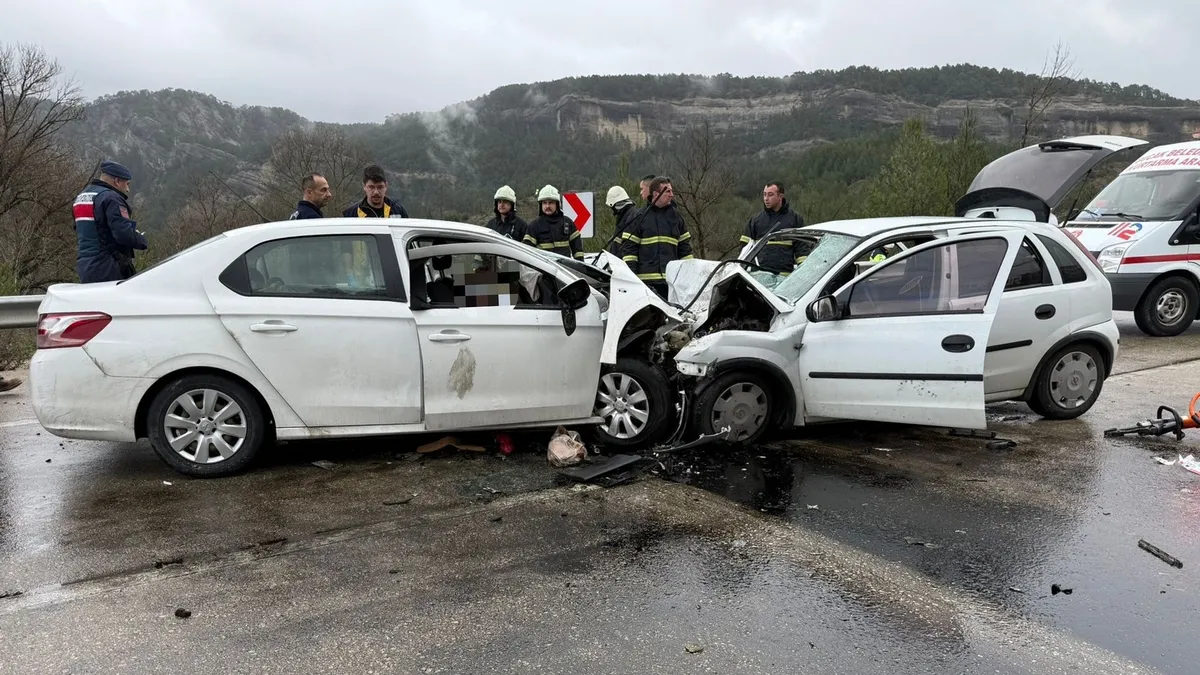 Burdur’da katliam gibi kaza; 6 ölü, 6 yaralı Burdur’da katliam gibi kaza; 6 ölü, 6 yaralı