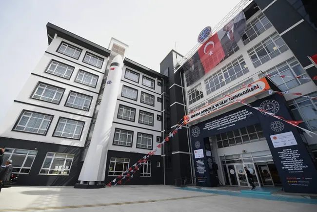 ozdemir-bayraktarin-adi-turkiyenin-ilk-uzay-ve-havacilik-lisesinde-yasatilacak-1684323249881.jpg