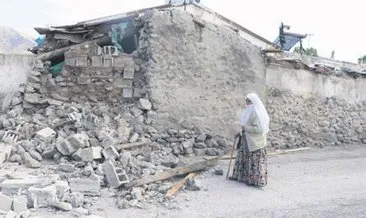 Erzurum’da hortum çatıları uçurdu