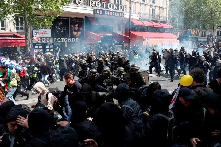 Paris'te sokaklar karıştı!