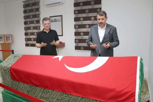 vali-ayhan-suleyman-sah-turbesini-ziyaret-etti-1657611546094.jpg