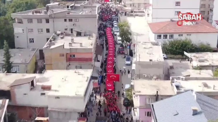 Mereto Dağı eteklerinde dev Türk bayrağı eşliğinde 100. yıl yürüyüşü