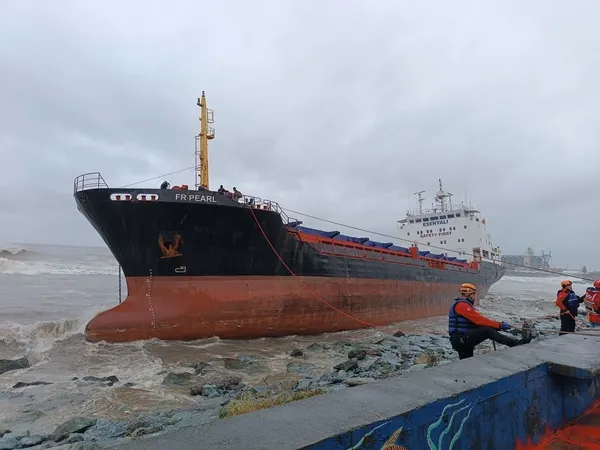 hopada-karaya-oturan-gemideki-13-personel-kurtarildi-1701083748377.jpg