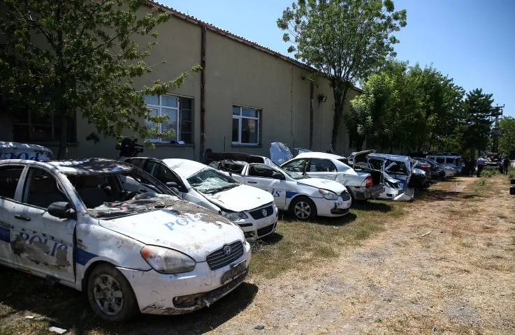 FETÖ'cü hainler 15 Temmuz gecesi polis araçlarını bu hale getirdi