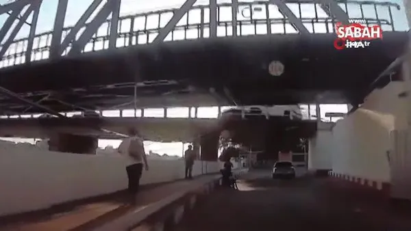Kızgın sürücü aracıyla otomobile vurup köprüden nehre uçtu: 2 ölü | Video