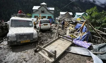 Şiddetli yağışlar Pakistan’ı sarsıyor: Yıkılan evlerde birçok cansız bedene ulaşıldı