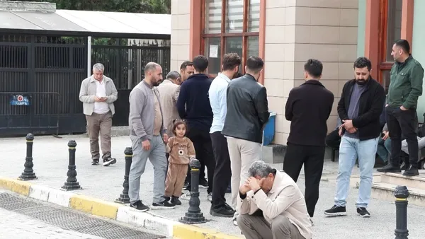cocukluk-arkadaslari-elektrik-akimina-kapildi-eldivenleri-yoktu-iddiasi-kan-dondurdu-citayi-kaldirirken-elektr-1791880111106.jpg
