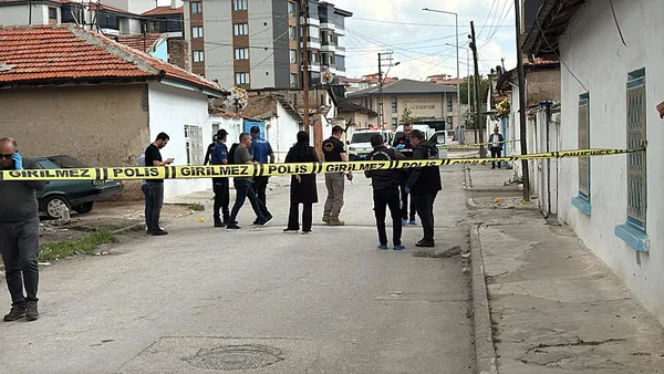 16-yasindaki-husumetlisini-sokak-ortasinda-basindan-vurdu-daha-once-uyusturucu-operasyonunda-8-kilo-eroinle-ya-1779378241741.jpg