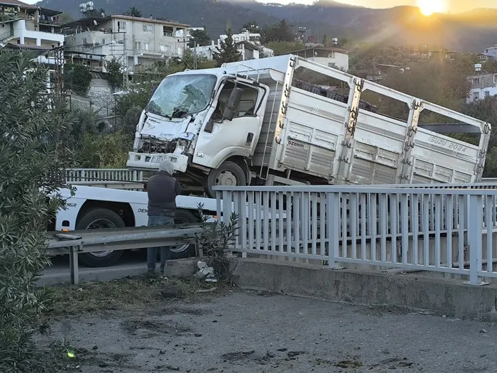 kaza-yaptiktan-sonra-alevlere-teslim-olan-tirdaki-2-kisi-oldu-tasinan-anguslar-otobana-yayildi-1766040246047.jpg