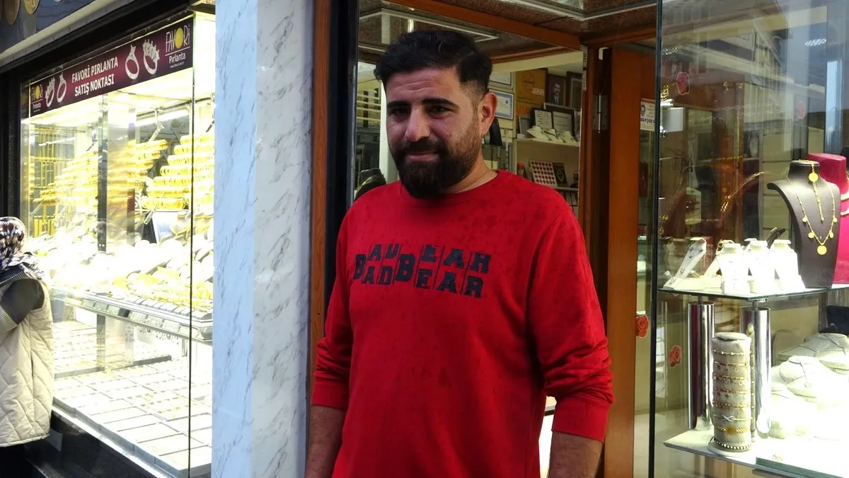 Kütahya’da takdir toplayan hareket: Kuyumcunun 150 bin TL fazla yaptığı ödemeyi iade etti! Kütahya’da takdir toplayan hareket: Kuyumcunun 150 bin TL fazla yaptığı ödemeyi iade etti!