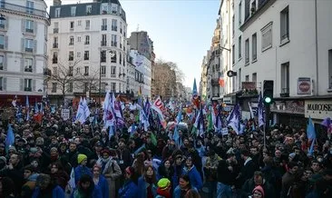 Paris’te emeklilik reformuna karşı meşaleli yürüyüş