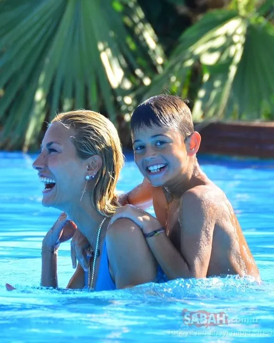 Çağla Şıkel çocuklarını paylaşmaya doyamıyor! Çağla Şıkel’in oğlu Kuzey şimdi mankenlere taş çıkarıyor!