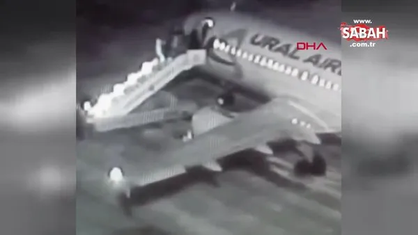 Rusya'da yolcular uçağa binecekleri sırada, yolcu merdiveni kırıldı! O an kamerada...