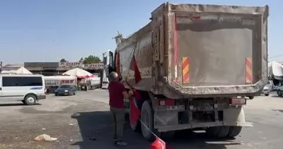 Van'da yürek ısıtan anlar: Bayrağı çöpten çıkardı, katlayıp teslim etti #van