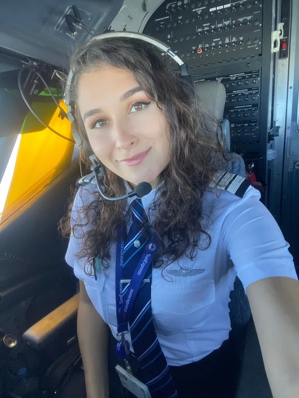 on-yargilara-aldiris-etmeyen-kadin-pilot-sezen-sari-ehliyetim-yoktu-ama-goklerde-ucuyordum-1650954013877.jpg