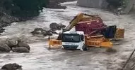 Artvin’de dere ıslahı yapan iş makineleri yükselen dere sularının ortasında kaldı