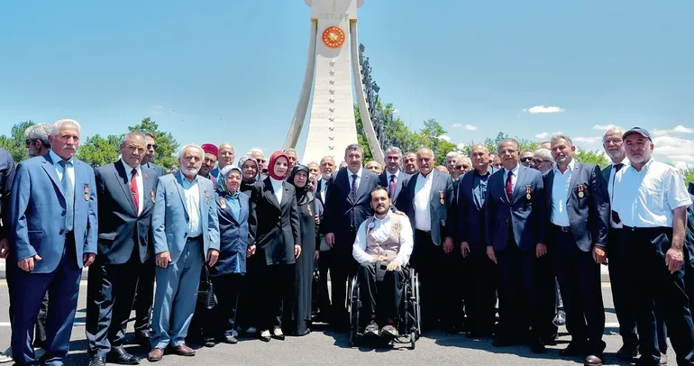Şehitler Anıtı’nda tören