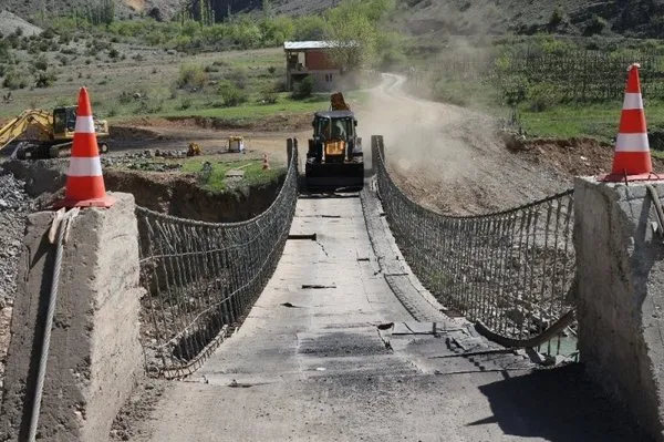 Tonlarca ağırlıktaki araçların geçtiği ahşap köprü
