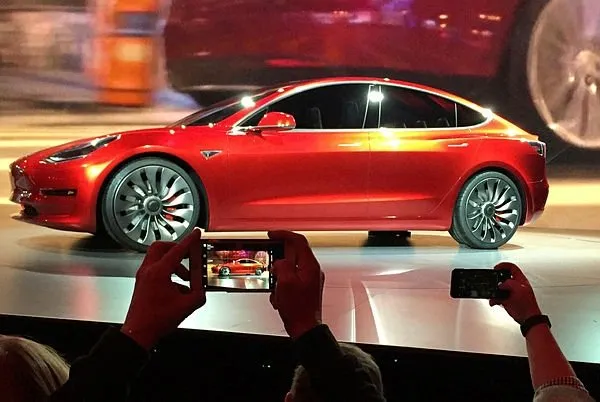 Tesla Model 3 için iptaller arka arkaya geliyor