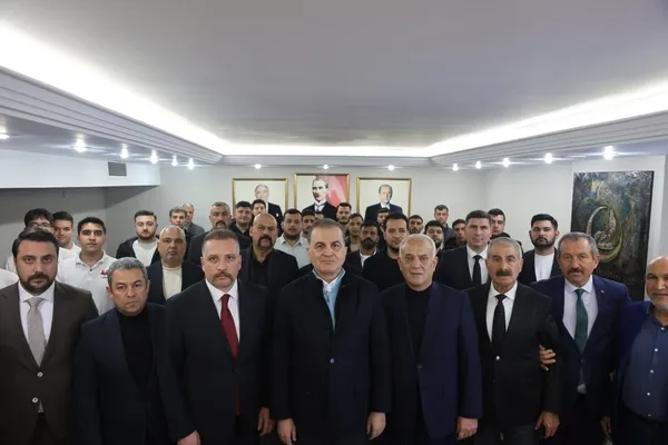 ak-parti-sozcusu-omer-celik-genclerle-bir-araya-geldi-1774258123245.jpg