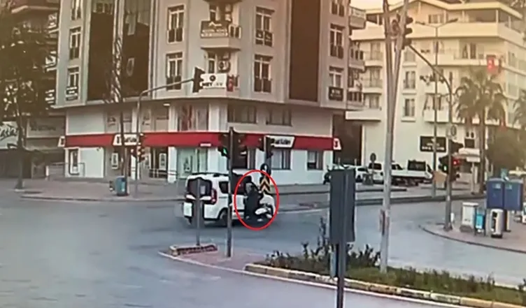 Kırmızı ışık ihlali yapan motosikletli kız kaza yaptı: Dakikalarca yerde kıvrandı!