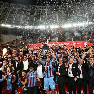 Şampiyon Trabzonspor kupasını aldı!
