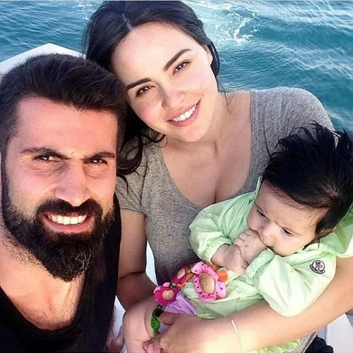 Kerem Alışık oğlu Sadri Alışık ile aynı dizideymiş...Ünlü oyuncu Kerem Alışık'ın oğlu Sadri Alışık dedesinin kopyası!