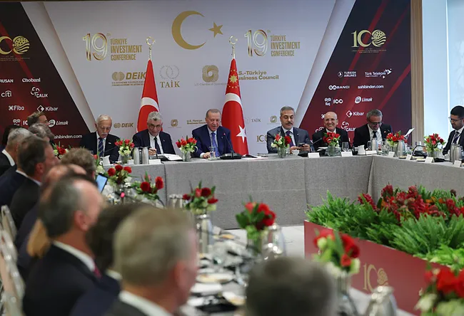 baskan-erdogan-new-yorkta-is-adamlariyla-bir-araya-geldi-1790187441895.jpg Başkan Erdoğan, New York'ta iş adamlarıyla bir araya geldi: 100 milyar dolarlık hedefimize ulaşacağız