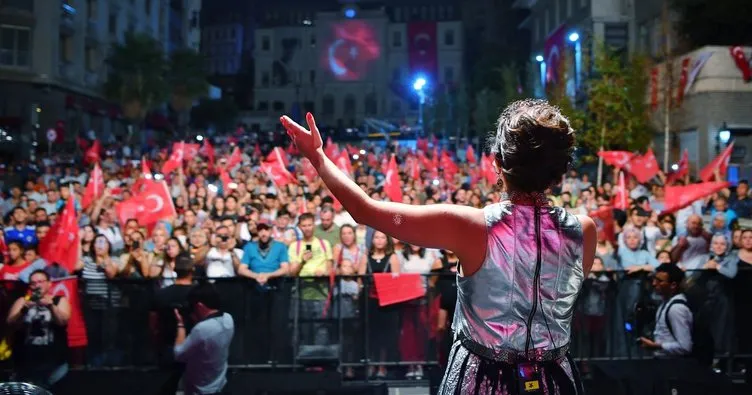 Burcu Güneş Beyoğlu’nda konser verdi