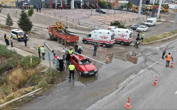 aydinlatma-direkleri-otomobilin-uzerine-dustu-otomobil-agir-hasar-gordu-yaralanan-olmadi-1789662533956.jpg