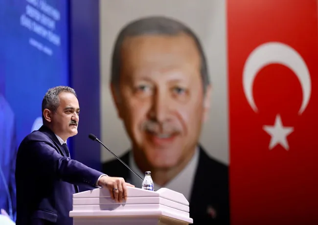 bakan-ozer-duyurdu-ogrenciogretmen-destek-sistemi-bugun-hayata-gecirildi-1665663550221.jpg